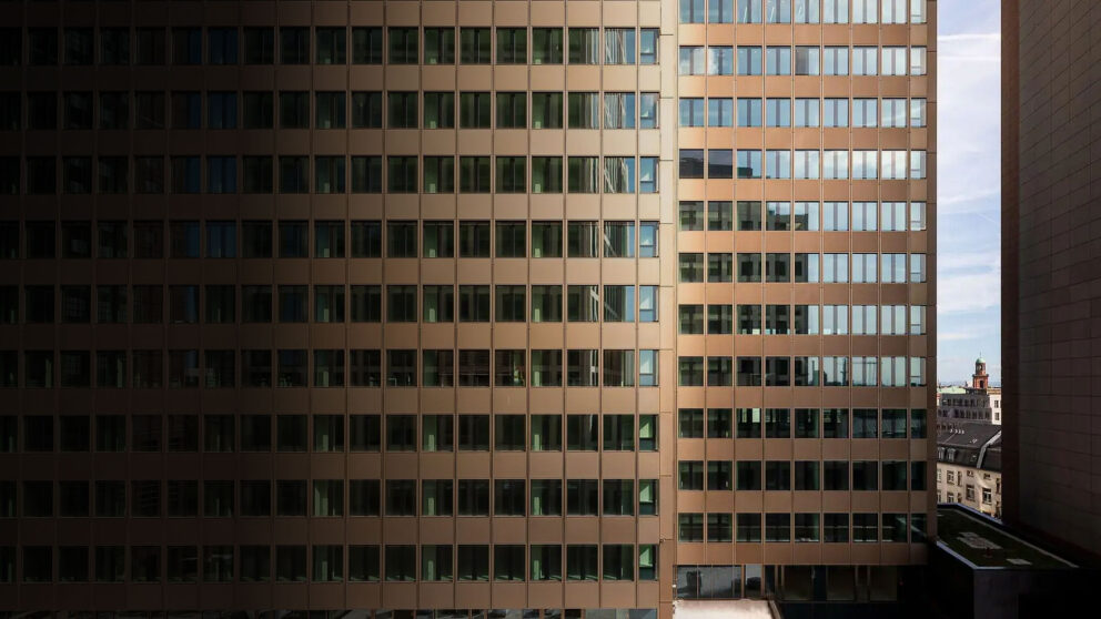 Energetische Sanierung für Nichtwohngebäude: Detailaufnahme der modernen Glas-Metall-Fassade des Global Tower in Frankfurt.