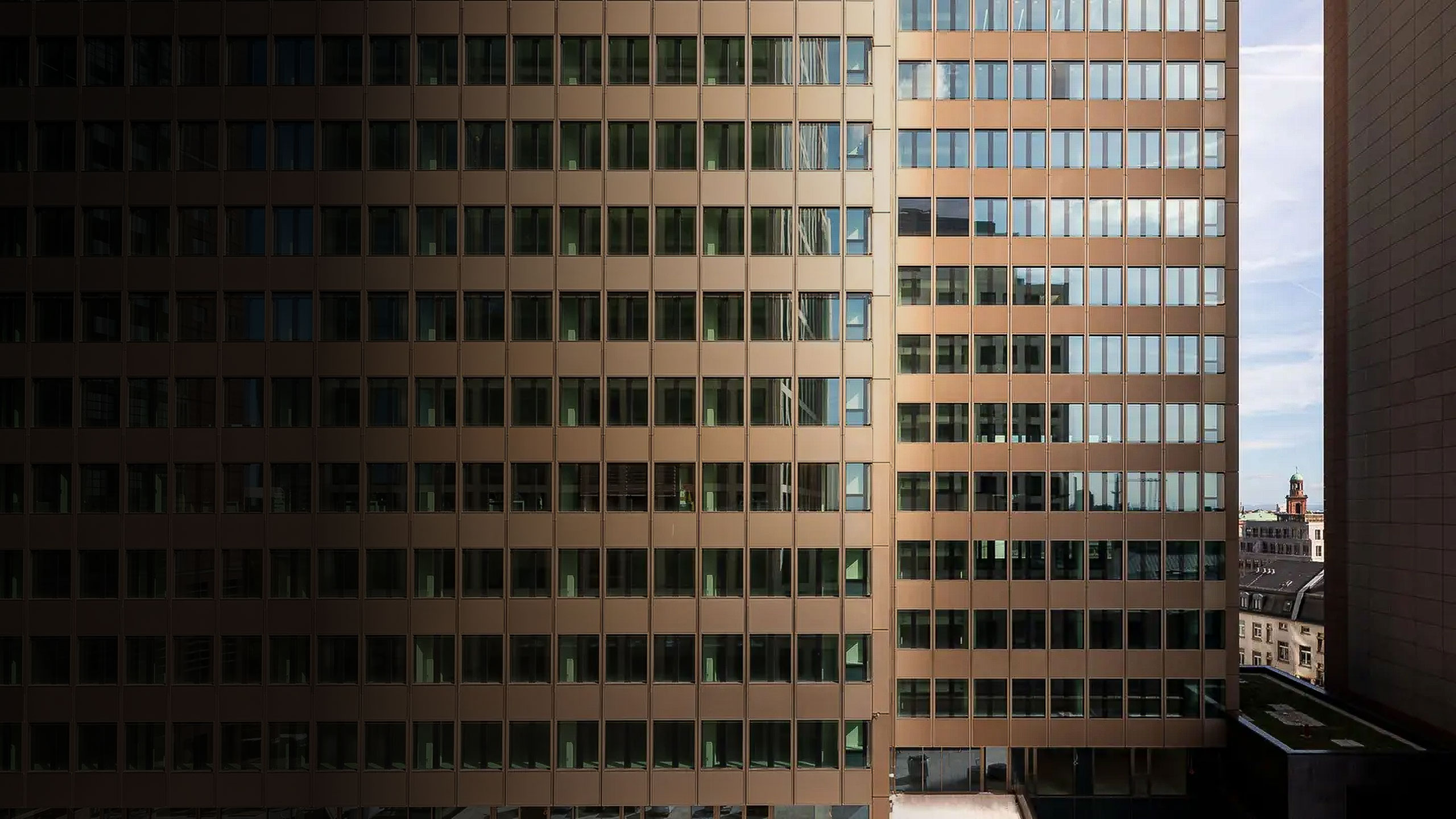 Energetische Sanierung für Nichtwohngebäude: Detailaufnahme der modernen Glas-Metall-Fassade des Global Tower in Frankfurt.