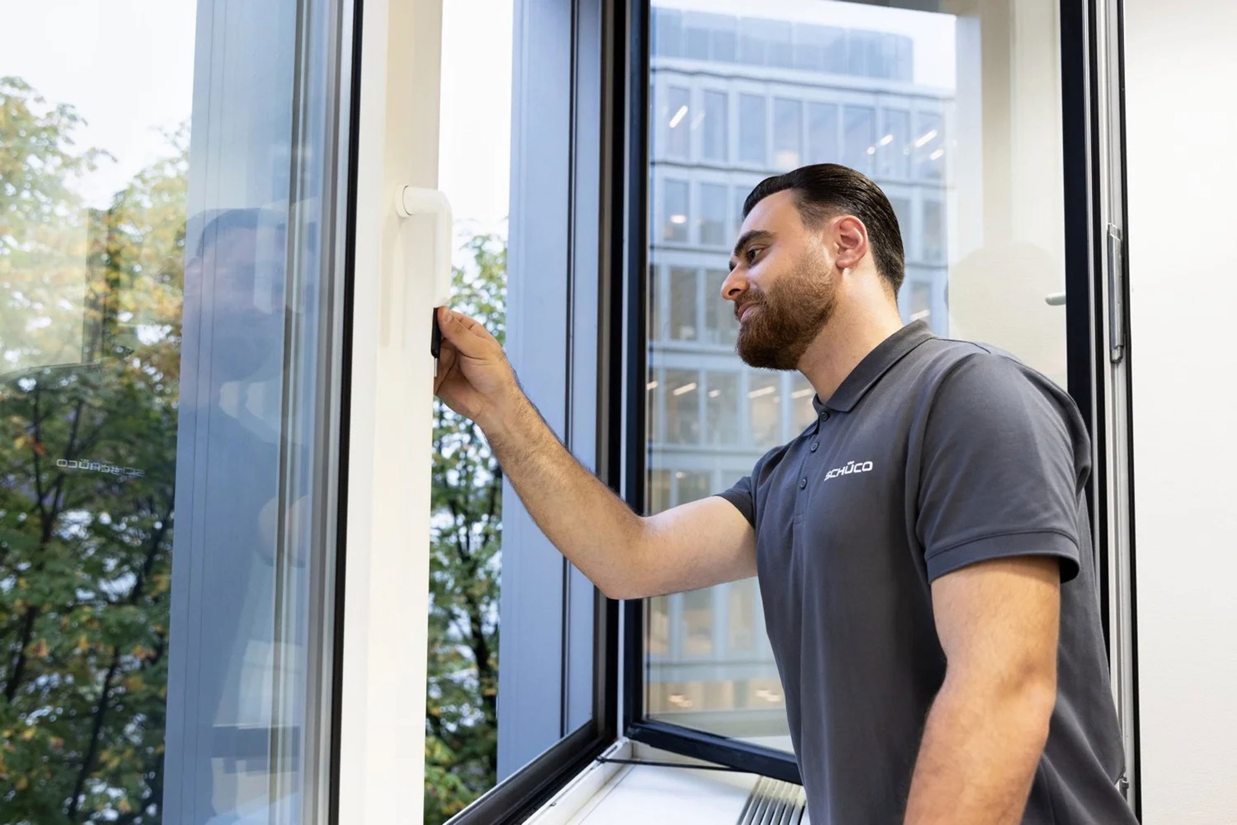 Techniker von OPVIAS bei der Wartung einer Fenstersanierung. Detailansicht der Wartung einer Gebäudehülle.